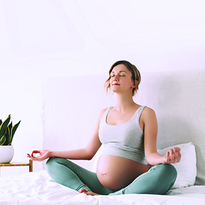 femme enceinte qui fait du yoga